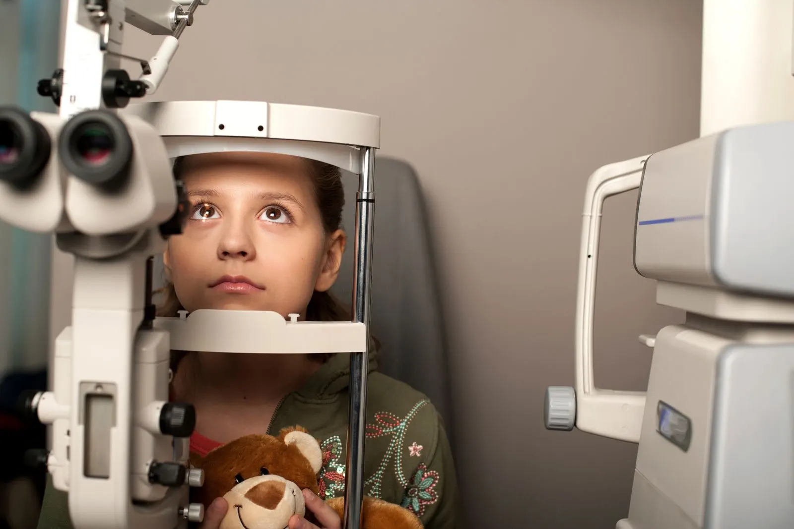Enfant passant un examen de la vue avec un autoréfractomètre