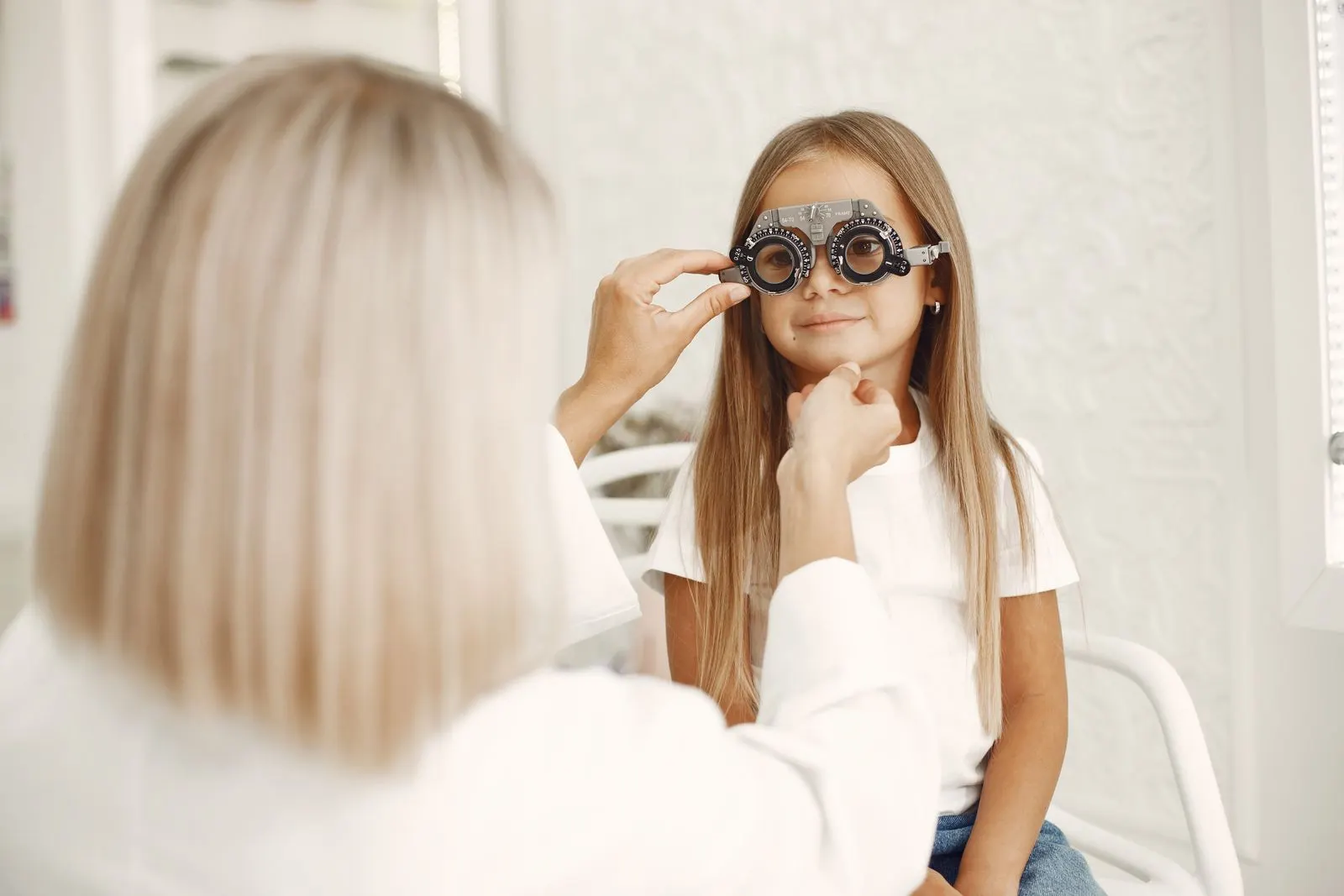 Jeune fille lors d'un examen de la vue en consultation d'ophtalmologie pédiatrique
